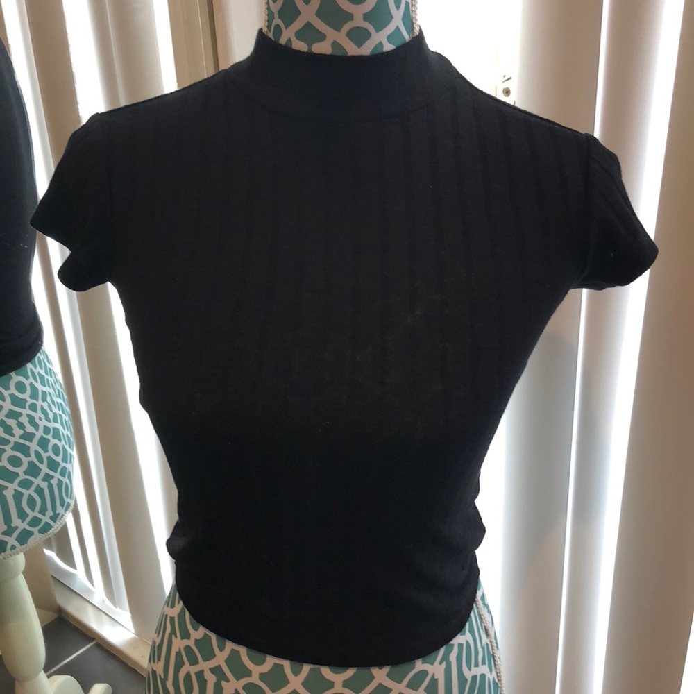 Black Cropped Ribbed Shirt